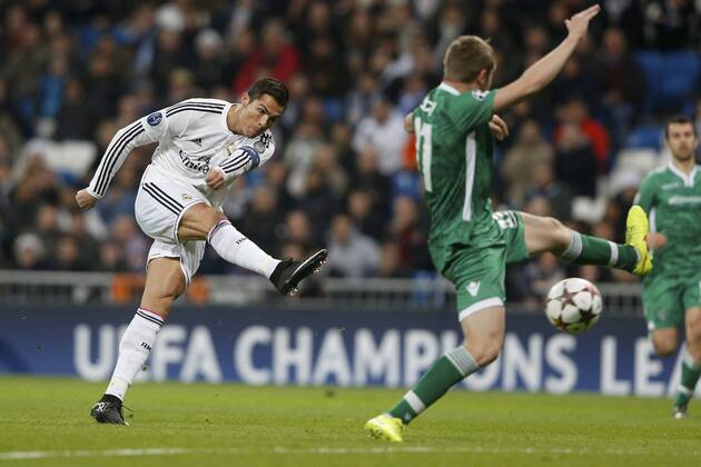 09.12.2014. Madrid, Spain. 7 Cristiano Ronaldo dos Santos Forward of Real Madrid with the goal from a free-kick. UEFA Champions League group stages. Real Madrid versus Ludogorets Razgrad at Santiago Bernabeu stadium. xEnriquexdexlaxFuentex  ActionPlus11581950