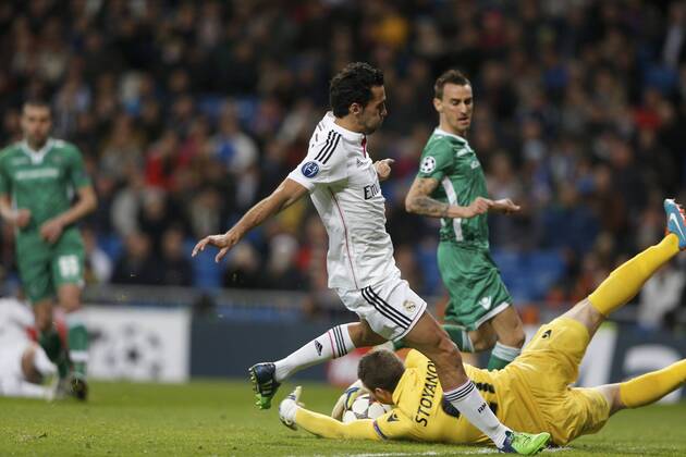 09.12.2014. Madrid, Spain. 17 Alvaro Arbeloa Coca Defender of Real Madrid has his shot saved by Vladislav Stoyanov Goalkeeper of Ludogorets Razgrad. UEFA Champions League group stages. Real Madrid versus Ludogorets Razgrad at Santiago Bernabeu stadium. xEnriquexdexlaxFuentex  ActionPlus11581961
