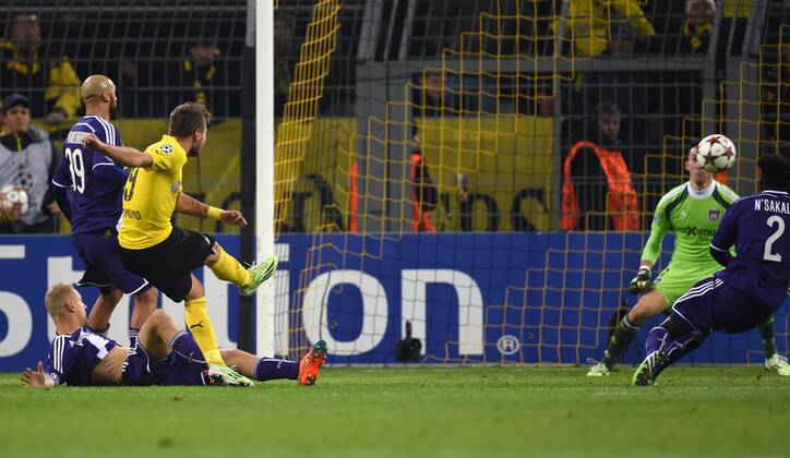 09.12.2014, Fussball, Saison 2014 15, UEFA Champions League, Vorrunde, Borussia Dortmund - RSC Anderlecht Ciro Immobile (Borussia Dortmund), 3. v.li., erzielt mit diesem Schuss das Tor zum 1:0