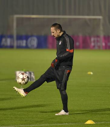 09.12.2014, Fussball Champions League 2014 2015, Vorrunde, 5.Spieltag, FC Bayern München - Moskau, Training FC Bayern München am Vortag, Franck Ribery (München) am Ball. 