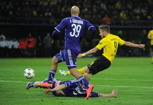 Championsleague: Borussia Dortmund - RSC Anderlecht 09.12.2014. Tor zum 1:0 für den BvB durch Ciro Immobile. VandenBorre und Deschacht (beide RSC) versuchen vergeblich abzuwehren. HM