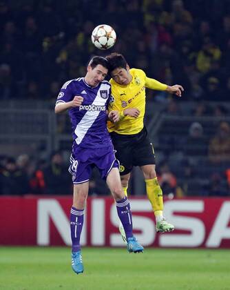 09.12.2014, xovx, Fussball UEFA Champions League, Borussia Dortmund - RSC Anderlecht, v.l. Kopfballduell zwischen Sascha Kljestan (RSC Anderlecht) und Shinji Kagawa (Borussia Dortmund), Aktion.