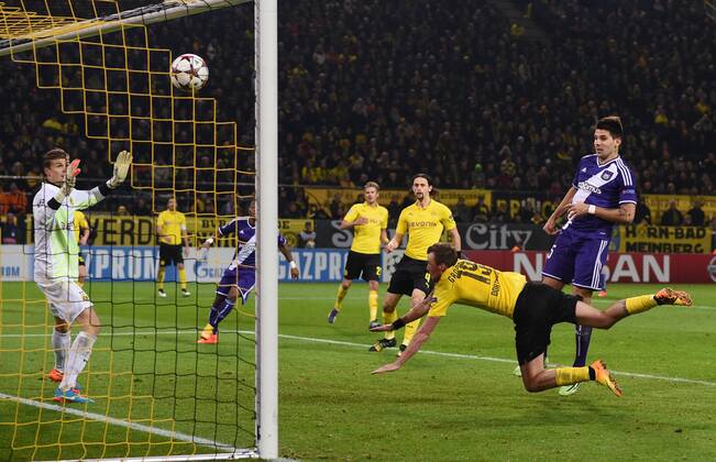 09.12.2014, Fussball, Saison 2014 15, UEFA Champions League, Vorrunde, Borussia Dortmund - RSC Anderlecht Aleksandar Mitrovic (RSC Anderlecht), re., erzielt mit diesem Kopfball das Tor zum 1:1, Torwart Mitchell Langerak (Borussia Dortmund), li., ist machtlos, Kevin Grosskreutz, Kevin Großkreutz (Borussia Dortmund), re., kommt nicht an den Ball