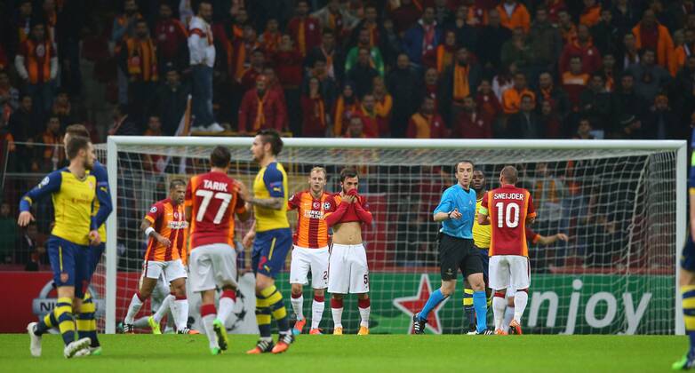 UEFA Champions League Group D match between Galatasaray and Arsenal at Turk Telekom Arena Stadium on December 09, 2014 in Istanbul, Turkey Pictured: Emre Colak and Wesley Sneijder of Galatasaray and spanish referee David Fernandes Borbalan. 