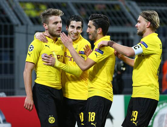 Dienstag 09.12.2014, Saison 2014 2015, UEFA Champions League, 6. Spieltag im Dortmunder Signal Iduna Park, BVB Borussia Dortmund - RSC Anderlecht, Dortmunder Torjubel zum 1:0: Torschütze Ciro Immobile (BVB), Henrikh Mkhitaryan (BVB), Nuri Sahin (BVB) und Marcel Schmelzer (BVB), v.l.
