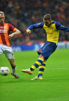 Aktuell Fußball, Champions League, Galatasaray Istanbul - FC Arsenal ISTANBUL, Dec. 9, 2014 -- Arsenal s Lucas Podolski (R) shoots during the UEFA Champions League group D football match against Galatasaray at Ali Sami Yen Stadium in Istanbul, Turkey, on Dec. 9, 2014. Arsenal won 4-1. ) (SP)TURKEY-ISTANBUL-UEFA-GALATASARAY VS ARSENAL LuxZhe 