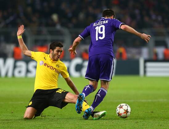 Dienstag 09.12.2014, Saison 2014 2015, UEFA Champions League, 6. Spieltag im Dortmunder Signal Iduna Park, BVB Borussia Dortmund - RSC Anderlecht, Nuri Sahin (BVB) gegen Sacha Kljestan (RSC), v.l.
