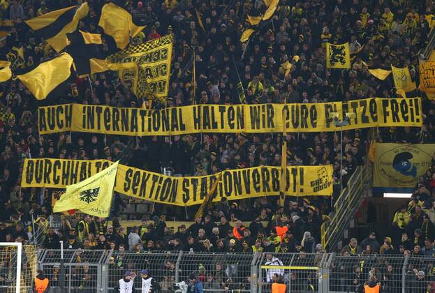 Dienstag 09.12.2014, Saison 2014 2015, UEFA Champions League, 6. Spieltag im Dortmunder Signal Iduna Park, BVB Borussia Dortmund, Protest der BVB-Fans gegen Stadionverbote per Spruchband: Auch International halten wir eure Plätze frei - Durchhalten Sektion Stadionverbot