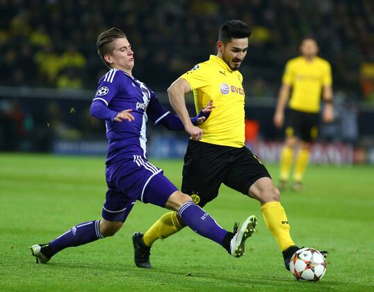 Dienstag 09.12.2014, Saison 2014 2015, UEFA Champions League, 6. Spieltag im Dortmunder Signal Iduna Park, BVB Borussia Dortmund - RSC Anderlecht, Dennis Praet (RSC) gegen Ilkay Gündogan (BVB), v.l.