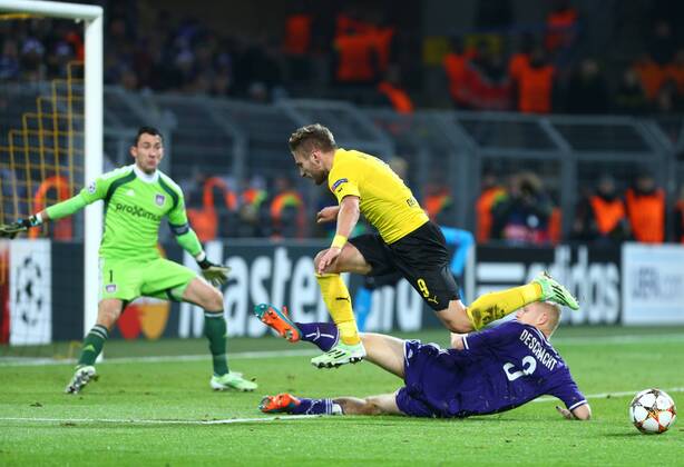 Dienstag 09.12.2014, Saison 2014 2015, UEFA Champions League, 6. Spieltag im Dortmunder Signal Iduna Park, BVB Borussia Dortmund - RSC Anderlecht, Silvio Proto (Torwart, RSC), Ciro Immobile (BVB) gegen Olivier Deschacht (RSC), v.l.