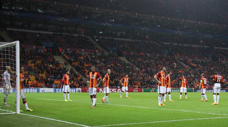 Aktuell Fußball, Champions League, Galatasaray Istanbul - FC Arsenal UEFA Champions League Group D match between Galatasaray and Arsenal at Turk Telekom Arena Stadium on December 09, 2014 in Istanbul, Turkey . Score: Galatasaray 1 - Arsenal 4 Pictured: Galatasaray players unhappy after the Arsenal s goal. 
