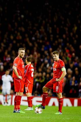 Aktuell Fußball, Champions League, FC Liverpool - FC Basel (R-L) Steven Gerrard, Rickie Lambert (Liverpool), DECEMBER 9, 2014 - Football Soccer : Steven Gerrard (R) and Rickie Lambert of Liverpool waits for a whistle as Fabian Frei of Basel scores the first goal during the UEFA Champions League Group Stage match between Liverpool and FC Basel at Anfield in Liverpool, England.  (mdga004958)