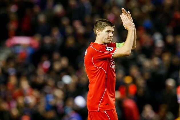 Aktuell Fußball, Champions League, FC Liverpool - FC Basel Steven Gerrard (Liverpool), DECEMBER 9, 2014 - Football Soccer : Steven Gerrard of Liverpool applauds the fans at the final whistle during the UEFA Champions League Group Stage match between Liverpool and FC Basel at Anfield in Liverpool, England.  (mdga004967)