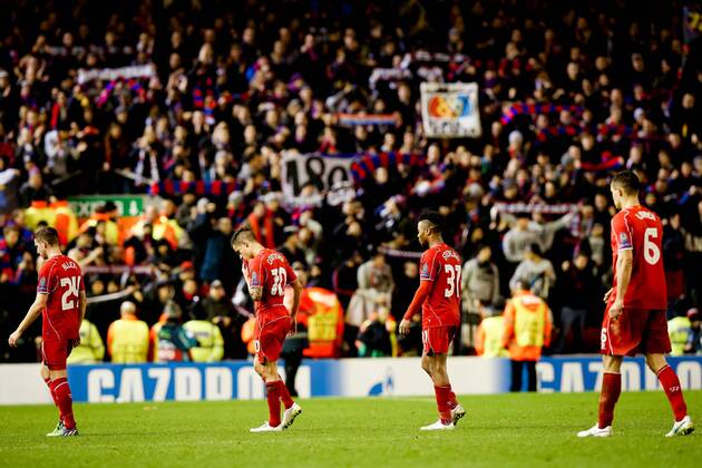 Aktuell Fußball, Champions League, FC Liverpool - FC Basel Liverpool team group DECEMBER 9, 2014 - Football Soccer : Liverpool players walk off the pitch as FC Basel fans celebrate their 1-1 draw at the final whistle during the UEFA Champions League Group Stage match between Liverpool and FC Basel at Anfield in Liverpool, England.  (mdga004971)