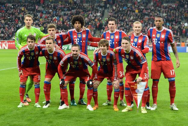10.12.2014, xjhx, Fussball Champions League, FC Bayern München - Teamfoto, hi.v.li.: Manuel Neuer, Thomas Müller, Dante, Pierre Emil Höjbjerg, Sebastian Rode, Jerome Boateng; Juan Bernat, Mario Götze, Franck Ribery, Gianluca Gaudino, Bastian Schweinsteiger