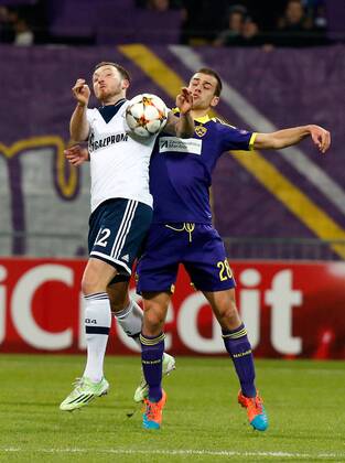 SOCCER - CL, Maribor vs Schalke MARIBOR,SLOVENIA,10.DEC.14 - SOCCER - UEFA Champions League, group stage, NK Maribor vs FC Schalke 04. Image shows Marco Hoeger (Schalke) and Mitja Viler (Maribor).