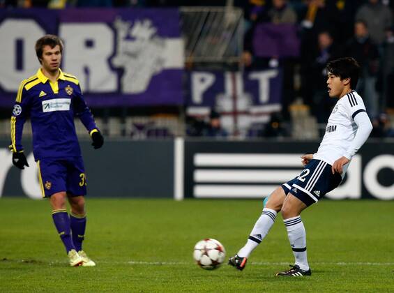 SOCCER - CL, Maribor vs Schalke MARIBOR,SLOVENIA,10.DEC.14 - SOCCER - UEFA Champions League, group stage, NK Maribor vs FC Schalke 04. Image shows Damjan Bohar (Maribor) and Atsuto Uchida (Schalke).