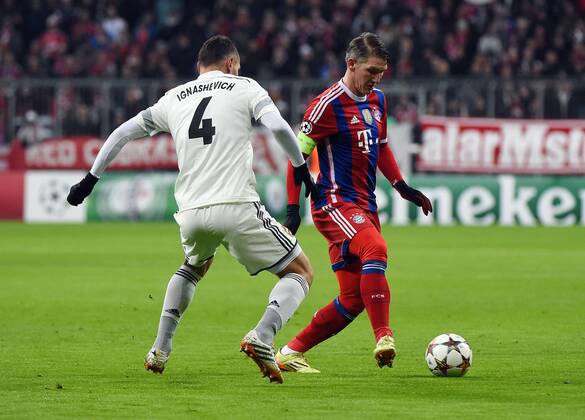 10.12.2014, xjhx, Fussball Champions League, FC Bayern Muenchen - ZSKA Moskau, v.l. Sergey Sergej Sergei Ignashevich (ZSKA Moskau), Bastian Schweinsteiger (FC Bayern Muenchen)