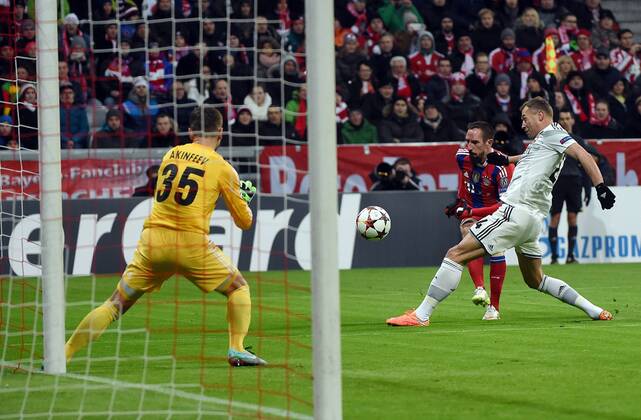 10.12.2014, xjhx, Fussball Champions League, FC Bayern Muenchen - ZSKA Moskau, v.l.Igor Akinfeev (ZSKA Moskau), Franck Ribery (FC Bayern Muenchen), Sergey Sergej Sergei Ignashevich (ZSKA Moskau)