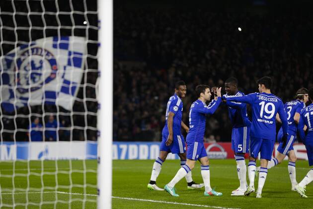 Aktuell Fussball, Champions League, FC Chelsea - Sporting Lissabon 10.12.2014. London, England. Champions League Group Stage. Chelsea versus Sporting Lisbon. Chelsea s Cesc Fabregas celebrates his goal with teammates xCraigxMercerx  ActionPlus11582169