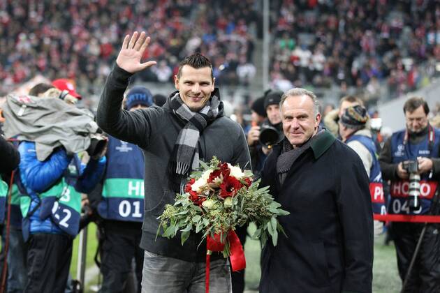 l-r: Daniel Van Buyten (EX-FC Bayern) wird von Vorstandsvorsitzender Karl-Heinz Rummenigge (FC Bayern Muenchen) verabschiedet FC Bayern Muenchen vs. ZSKA Moskau, Fussball, Champions League, 10.12.2014 , EP_CKT