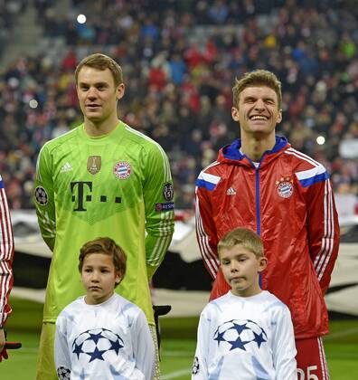 10.12.2014, Fussball Champions League 2014 2015, Vorrunde, 6.Spieltag, FC Bayern München - ZSKA Moskau, in der Allianzarena München. v.li: Torwart Manuel Neuer (Bayern) und Thomas Müller (Bayern München) schon vor dem Spiel gut gelaunt. 