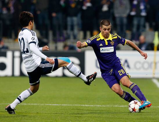 SOCCER - CL, Maribor vs Schalke MARIBOR,SLOVENIA,10.DEC.14 - SOCCER - UEFA Champions League, group stage, NK Maribor vs FC Schalke 04. Image shows Atsuto Uchida (Schalke) and Mitja Viler (Maribor).