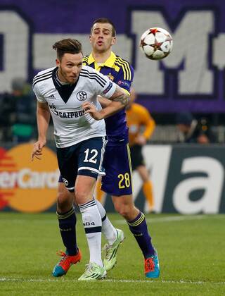 SOCCER - CL, Maribor vs Schalke MARIBOR,SLOVENIA,10.DEC.14 - SOCCER - UEFA Champions League, group stage, NK Maribor vs FC Schalke 04. Image shows Marco Hoeger (Schalke) and Mitja Viler (Maribor).