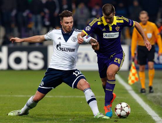 SOCCER - CL, Maribor vs Schalke MARIBOR,SLOVENIA,10.DEC.14 - SOCCER - UEFA Champions League, group stage, NK Maribor vs FC Schalke 04. Image shows Marco Hoeger (Schalke) and Mitja Viler (Maribor).