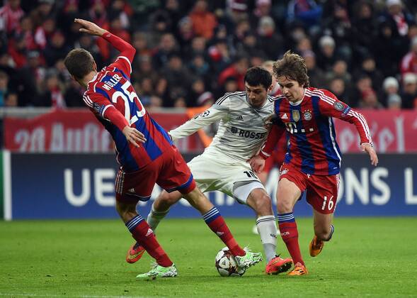 10.12.2014, xjhx, Fussball Champions League, FC Bayern Muenchen - ZSKA Moskau, v.l. Thomas Mueller (FC Bayern Muenchen), Alan Dzagoev (ZSKA Moskau), Gianluca Gaudino (FC Bayern Muenchen)