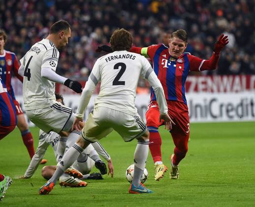 10.12.2014, xjhx, Fussball Champions League, FC Bayern Muenchen - ZSKA Moskau, v.l. Sergey Sergej Sergei Ignashevich (ZSKA Moskau), Mario Fernandes (ZSKA Moskau), Bastian Schweinsteiger (FC Bayern Muenchen)