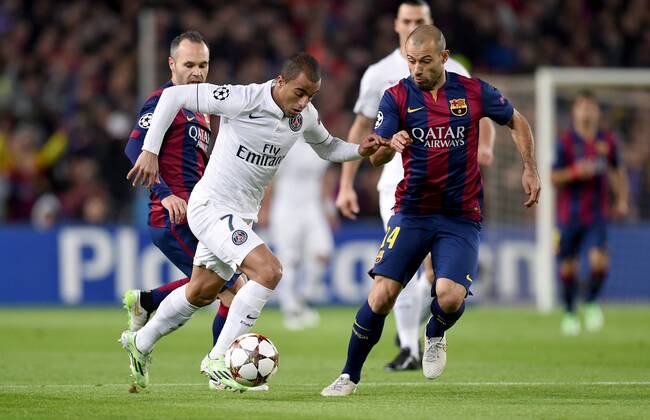 FUSSBALL CHAMPIONS LEAGUE SAISON 2014 2015 Vorrunde FC Barcelona Barca - Paris St. Germain 10.12.2014 Lucas (li, Paris Saint-Germain) gegen Jeremy Mathieu (re, Barca) 