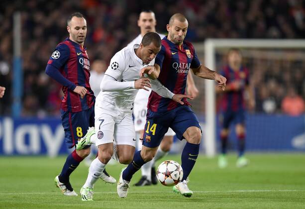 FUSSBALL CHAMPIONS LEAGUE SAISON 2014 2015 Vorrunde FC Barcelona Barca - Paris St. Germain 10.12.2014 Lucas (Mitte, Paris Saint-Germain) im Zweikampf mit Javier Mascherano (re, Barca). Beobachter der Szene ist Andres Iniesta (li, Barca) 