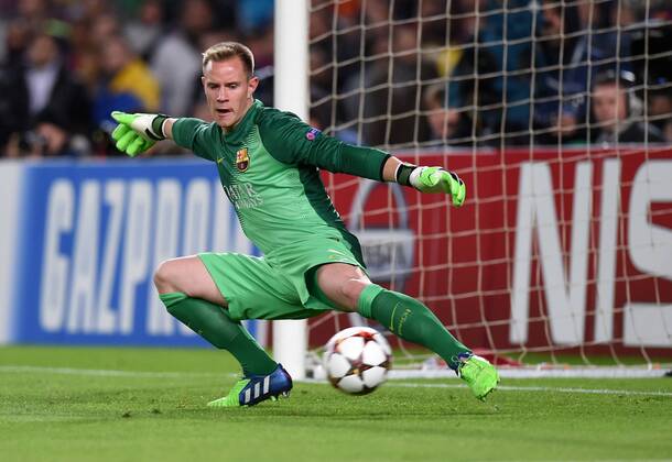 FUSSBALL CHAMPIONS LEAGUE SAISON 2014 2015 Vorrunde FC Barcelona Barca - Paris St. Germain 10.12.2014 Torwart Marc Andre ter Stegen (Barca) kommt beim Tor zum 0:1 nicht an den Ball 