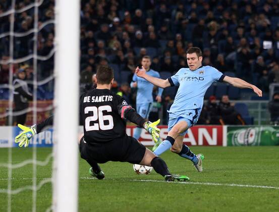 Aktuell Fussball, Champions League, AS Rom - Manchester City Roma s Morgan De Sanctis saves Manchester City s James Milner s shot UEFA Champions League- Roma vs Manchester City - Stadio Olimpico - Italy - 10th December 2014 - Picture David Klein Sportimage EDITORIAL USE ONLY. No use with unauthorised audio, video, data, fixture lists, club league logos or live services. Online in-match use limited to 120 images, no video emulation. No use in betting, games or single club league player publications.