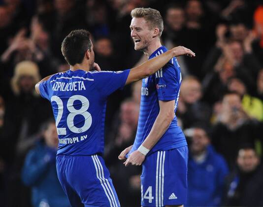 Aktuell Fussball, Champions League, FC Chelsea - Sporting Lissabon Football - 2014 2015 Champions League - Group G: Chelsea vs. Sporting Lisbon Chelsea s Andre Schuerrle is congratulated by Cesar Azpilicueta after scoring his goal at Stamford Bridge. COLORSPORT ANDREW COWIE 