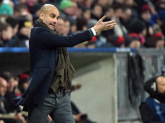 10.12.2014, xjhx, Fussball Champions League, FC Bayern Muenchen - ZSKA Moskau, v.l. Pep Guardiola (Trainer FC Bayern Muenchen) gibt Anweisungen, gestikuliert, mit den Armen gestikulieren gives instructions, gesticulate.