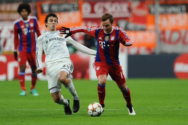 Fußball Champions League Gruppenphase 6.Spieltag Bayern München - ZSKA Moskau am 10.12.2014 in der Allianz Arena in München Roman Eremenko ( Moskau ), links - Mario Götze ( München ), rechts