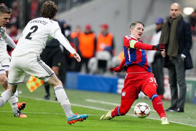l-r: im Zweikampf, Aktion, mit Mario Fernandes 2 (ZSKA Moskau) und Bastian Schweinsteiger 31 (FC Bayern Muenchen) FC Bayern Muenchen vs. ZSKA Moskau, Fussball, Champions League, 10.12.2014 , EP_CKT