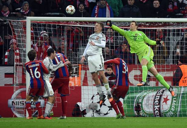 10.12.2014, xjhx, Fussball Champions League, FC Bayern Muenchen - ZSKA Moskau, v.l. Pontus Wernbloom (ZSKA Moskau), Pierre-Emile Hoejbjerg (FC Bayern Muenchen), Manuel Neuer (FC Bayern Muenchen)