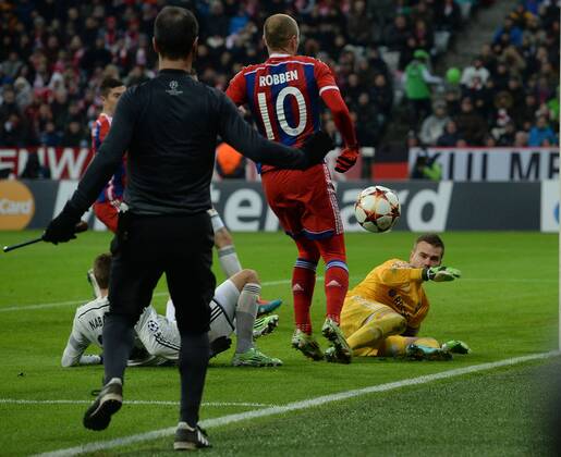 10.12.2014, xjhx, Fussball Champions League, FC Bayern Muenchen - ZSKA Moskau, v.l. Arjen Robben (FC Bayern Muenchen), Igor Akinfeev (ZSKA Moskau)