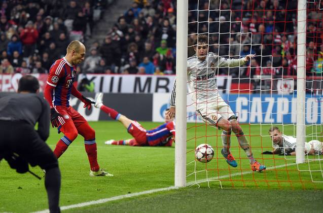 10.12.2014, xjhx, Fussball Champions League, FC Bayern Muenchen - ZSKA Moskau, v.l. Arjen Robben (FC Bayern Muenchen)Mario Fernandes (ZSKA Moskau) , Robert Lewandowski (FC Bayern Muenchen), Vasili Berezutski (ZSKA Moskau)