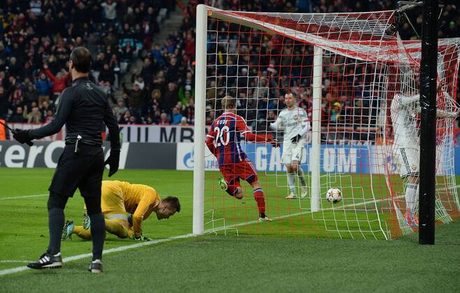10.12.2014, xjhx, Fussball Champions League, FC Bayern Muenchen - ZSKA Moskau, v.l. Sebastian Rode (FC Bayern Muenchen), Igor Akinfeev (ZSKA Moskau) Goal scored, Tor zum 2:0