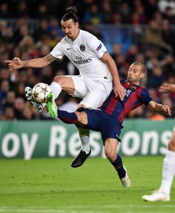 FUSSBALL CHAMPIONS LEAGUE SAISON 2014 2015 Vorrunde FC Barcelona Barca - Paris St. Germain 10.12.2014 Zlatan Ibrahimovic (li, Paris Saint-Germain) gegen Javier Mascherano (re, Barca) 