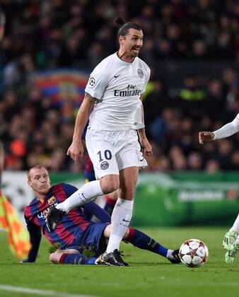 FUSSBALL CHAMPIONS LEAGUE SAISON 2014 2015 Vorrunde FC Barcelona Barca - Paris St. Germain 10.12.2014 Zlatan Ibrahimovic (Paris Saint-Germain) am Ball, gestoert von Jeremy Mathieu (Barca, am Boden) 