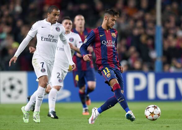 FUSSBALL CHAMPIONS LEAGUE SAISON 2014 2015 Vorrunde FC Barcelona Barca - Paris St. Germain 10.12.2014 Neymar (Barca) passt vor Lucas (Paris Saint-Germain) 