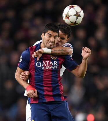FUSSBALL CHAMPIONS LEAGUE SAISON 2014 2015 Vorrunde FC Barcelona Barca - Paris St. Germain 10.12.2014 Luis Suarez (Barca, vorn) hat es mit Thiago Silva (Paris Saint-Germain), hinten) zu tun 
