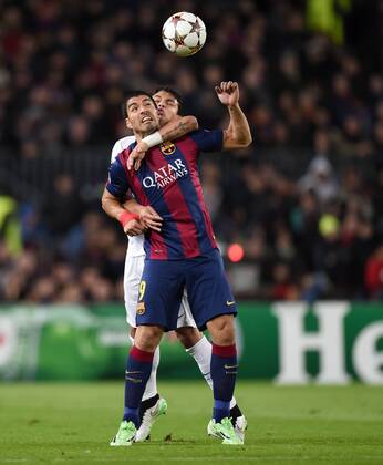 FUSSBALL CHAMPIONS LEAGUE SAISON 2014 2015 Vorrunde FC Barcelona Barca - Paris St. Germain 10.12.2014 Luis Suarez (Barca, vorn) hat es mit Thiago Silva (Paris Saint-Germain), hinten) zu tun 