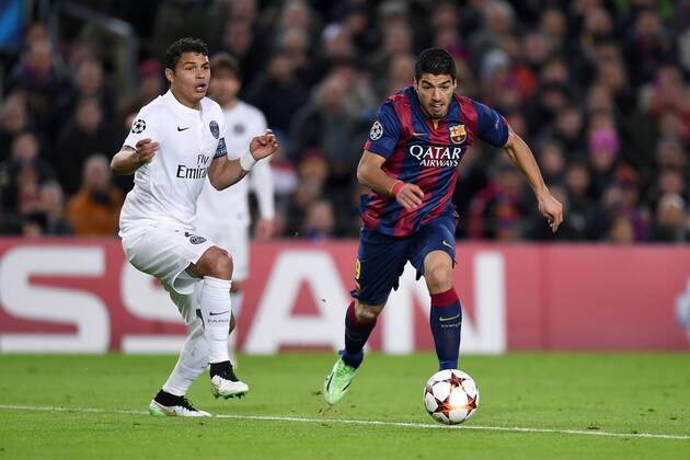 FUSSBALL CHAMPIONS LEAGUE SAISON 2014 2015 Vorrunde FC Barcelona Barca - Paris St. Germain 10.12.2014 Luis Suarez (re, Barca) versucht Thiago Silva (li, Paris Saint-Germain) zu enteilen 