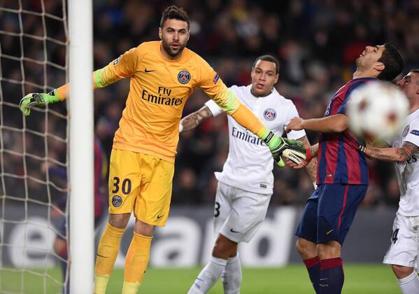 FUSSBALL CHAMPIONS LEAGUE SAISON 2014 2015 Vorrunde FC Barcelona Barca - Paris St. Germain 10.12.2014 Torwart Salvatore Sirigu (li, Paris Saint-Germain) 